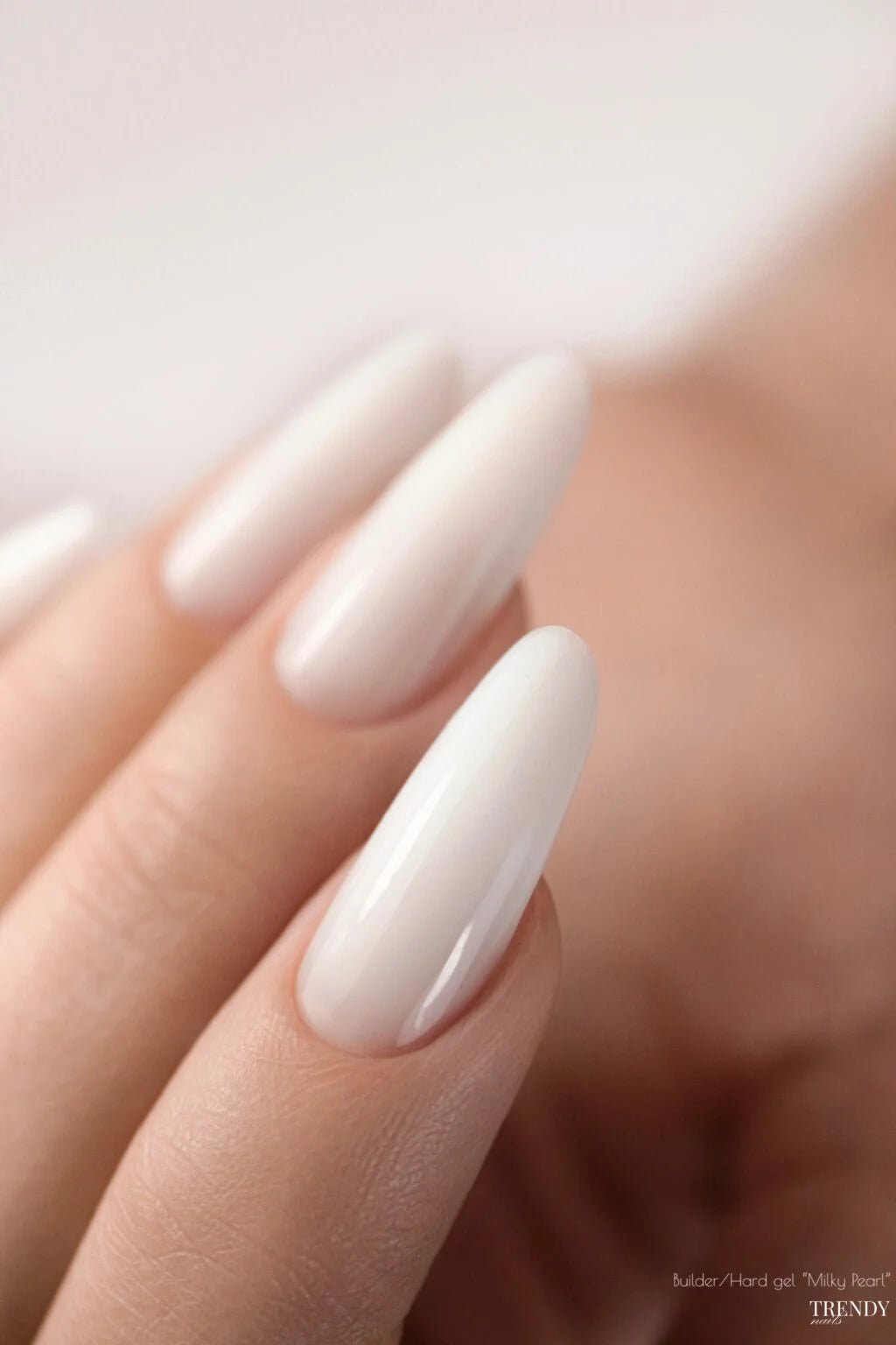 Natuurlijke nagels met builder gel milky pearl voor een elegante en glanzende look