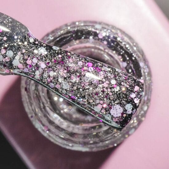Glitter nagelbasis Fancy van DNKa met glinsterende paarse en zilveren glitters zonder TPO