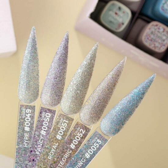 Glitter nagelbasis Fancy in verschillende glinsterende tinten van DNKa met lange puntige nagelstalen
