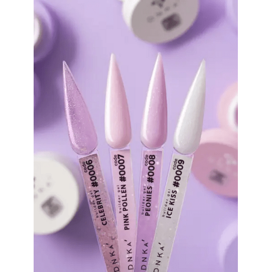 Vier roze en witte nagelstalen met builder gel peonies DNKa in verschillende tinten