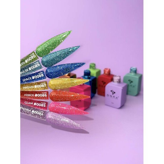 Kleurenstaal met glitter van DNKa Cover Base Euphoria naast pastelgekleurde flessen
