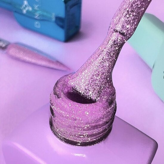 DNKa Cover Base Euphoria glitterende paarse nagellakkwast en fles met glinsterende base