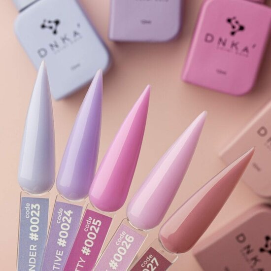 DNKa cover base tender 12ml met verschillende roze en paarse kleurstalen op achtergrond