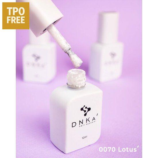 DNKa witte base fles met kwast en druppels op paarse achtergrond nagellak groothandel beste prijs