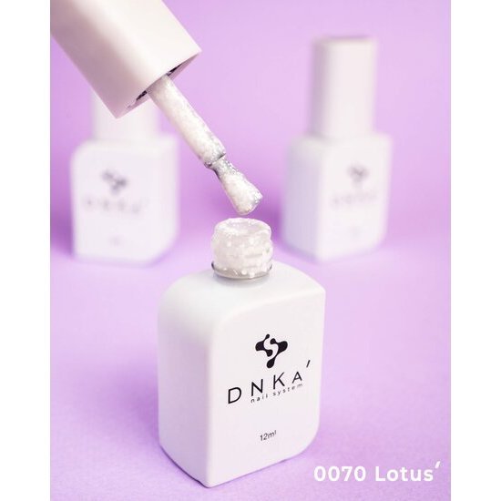 DNKa witte base fles met kwast en druppels op paarse achtergrond nagellak groothandel beste prijs