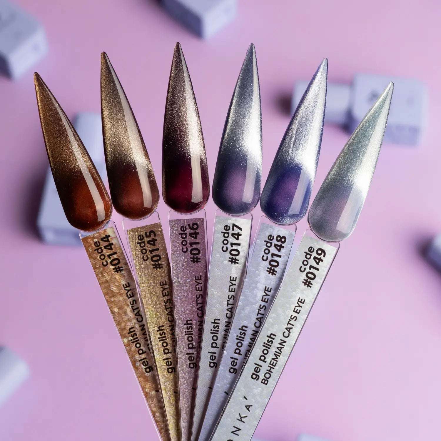 Set van DNKa gellak cat eye effect kleuren met glanzende metallic tinten op roze achtergrond