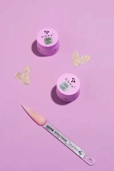 DNKa Jewel Paste in paarse potjes met een applicator voor nail art en glitterontwerpen