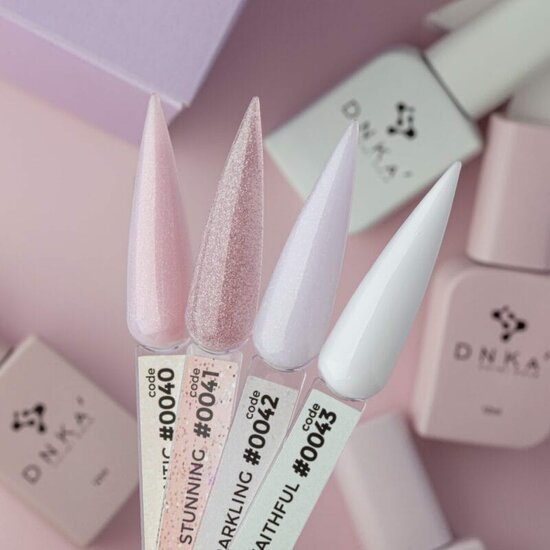 DNKa nagelgroothandel cover base met vier glanzende roze en witte nagelkleurstalen