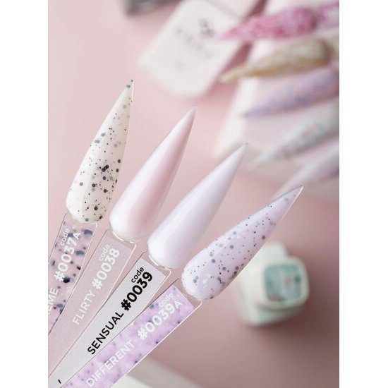 Nagelgroothandel producten met verschillende pastel cover base op display staven