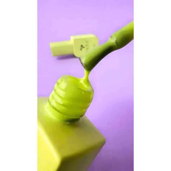 Neon cover base groothandel DNKa groene biab die uit het flesje wordt gehaald