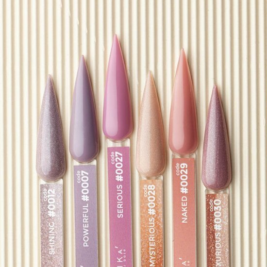 Verschillende roze en paarse nagellakstalen van DNKa voor professionele nagelproducten zonder TPO