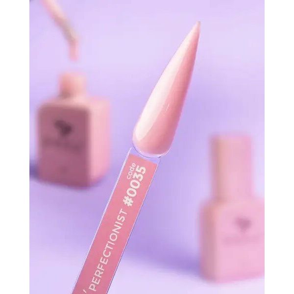 Roze nagellakstaal van DNKa met kleurcode 0035 om professionele nagelproducten kopen te promoten