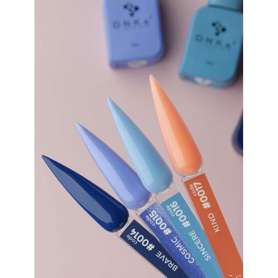Vier kleurrijke professionele nagelproducten van DNKa in blauwe en oranje tinten met TPO-vrije formule