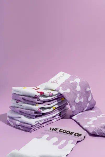 Stapels DNKa sokken in paars met verschillende prints en motieven voor een kleurrijke stijl