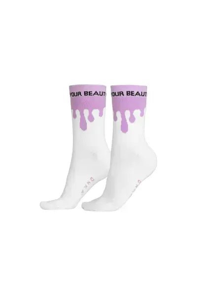 Witte DNKa sokken met paarse druppelprint en de tekst Your Beauty voor een trendy uitstraling