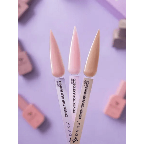 DNKa Top Cover Old Money kleurstaal in zachte nude tint op paarse achtergrond