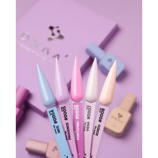 Kleurstalen met DNKa top cover Vienna en andere pastel kleuren op paarse achtergrond