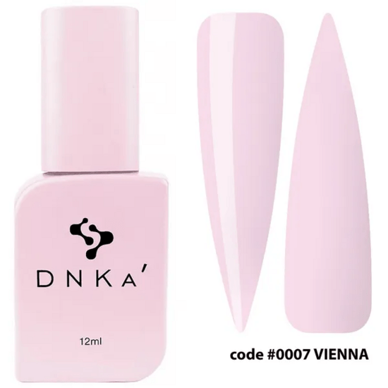 DNKa top cover Vienna flesje en voorbeelden van lichtroze finish op nagels