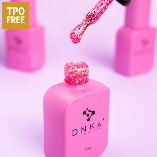 Roze DNKa flesje met glitterige TPO vrije cover base en kwastje boven de opening