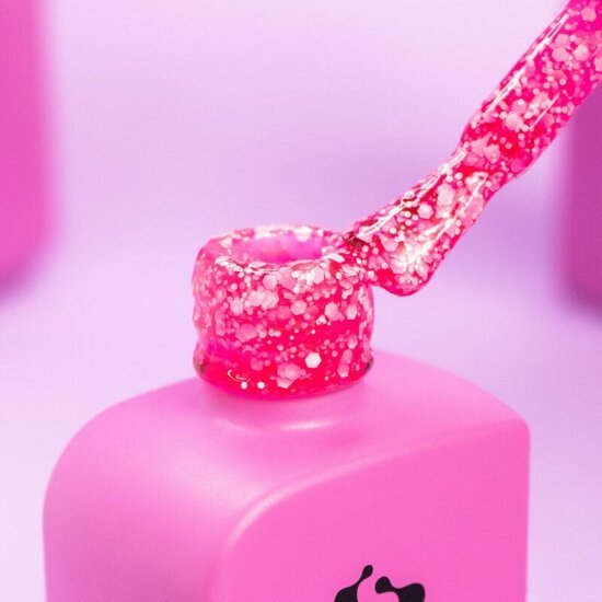 Roze fles met glitter borstel en TPO vrije cover base tekst op roze achtergrond