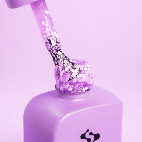 Lila base met glitters op een kwastje weergegeven als TPO vrije nagelproducten