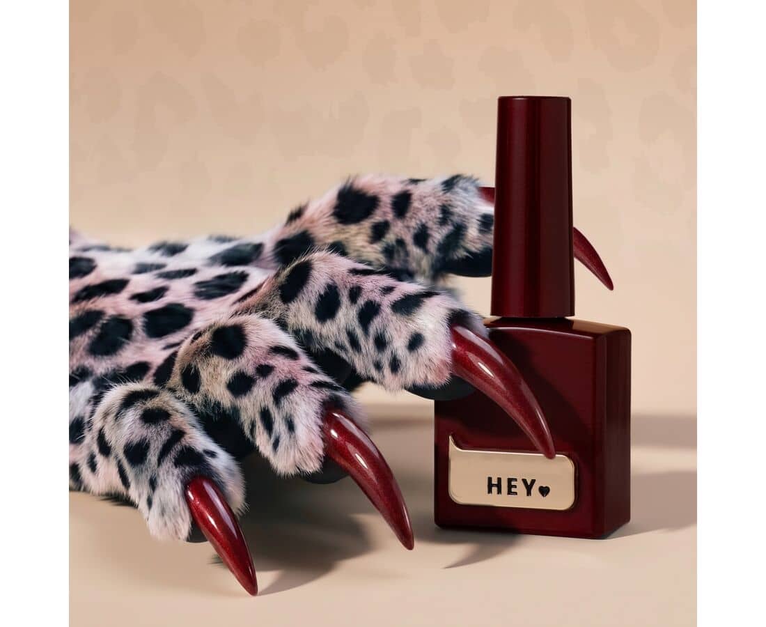 HEYLOVE cat eye gellak in een diepe rode kleur met opvallende nagels