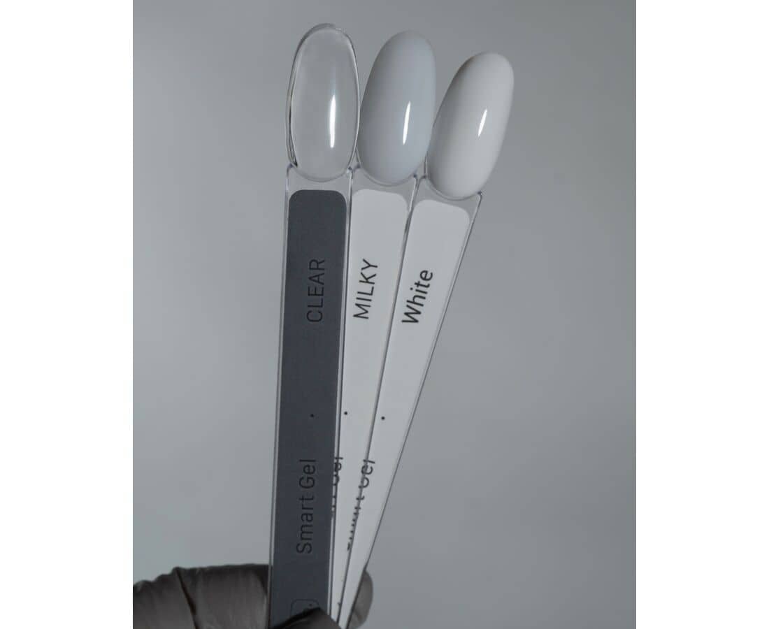 HEYLOVE BIAB gel nagels milky in drie tinten op swatch sticks