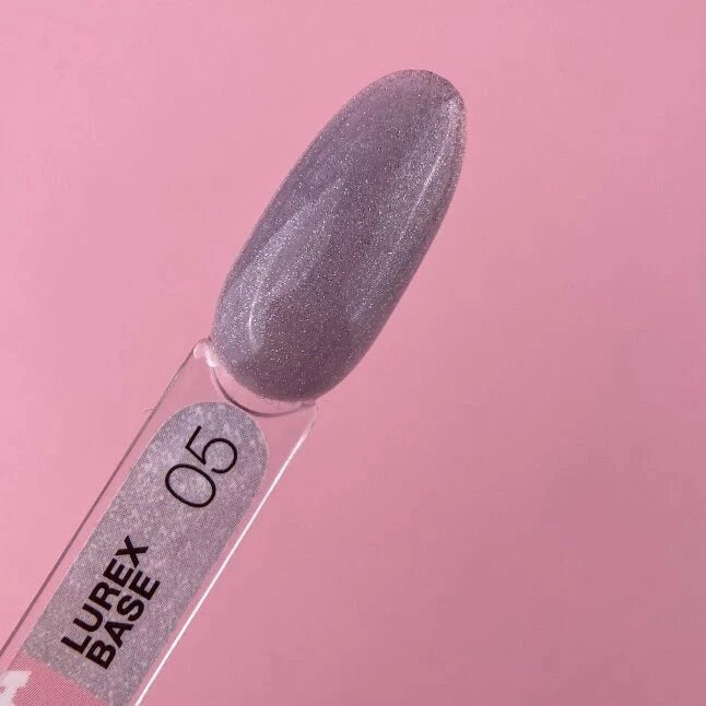 LUNA Lurex Base in kleur 05 met een glinsterende afwerking op een lichtroze achtergrond