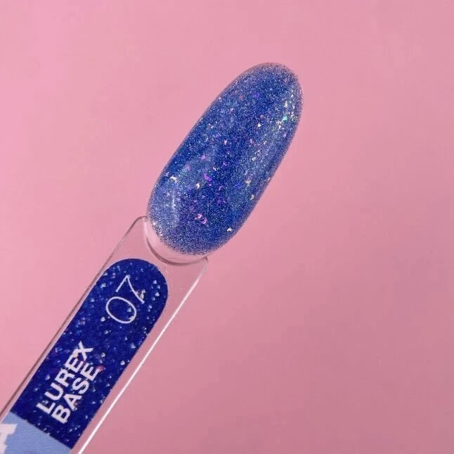 LUNA Lurex base gel in blauw met glitters op een nagelsticker voor nagelstyling