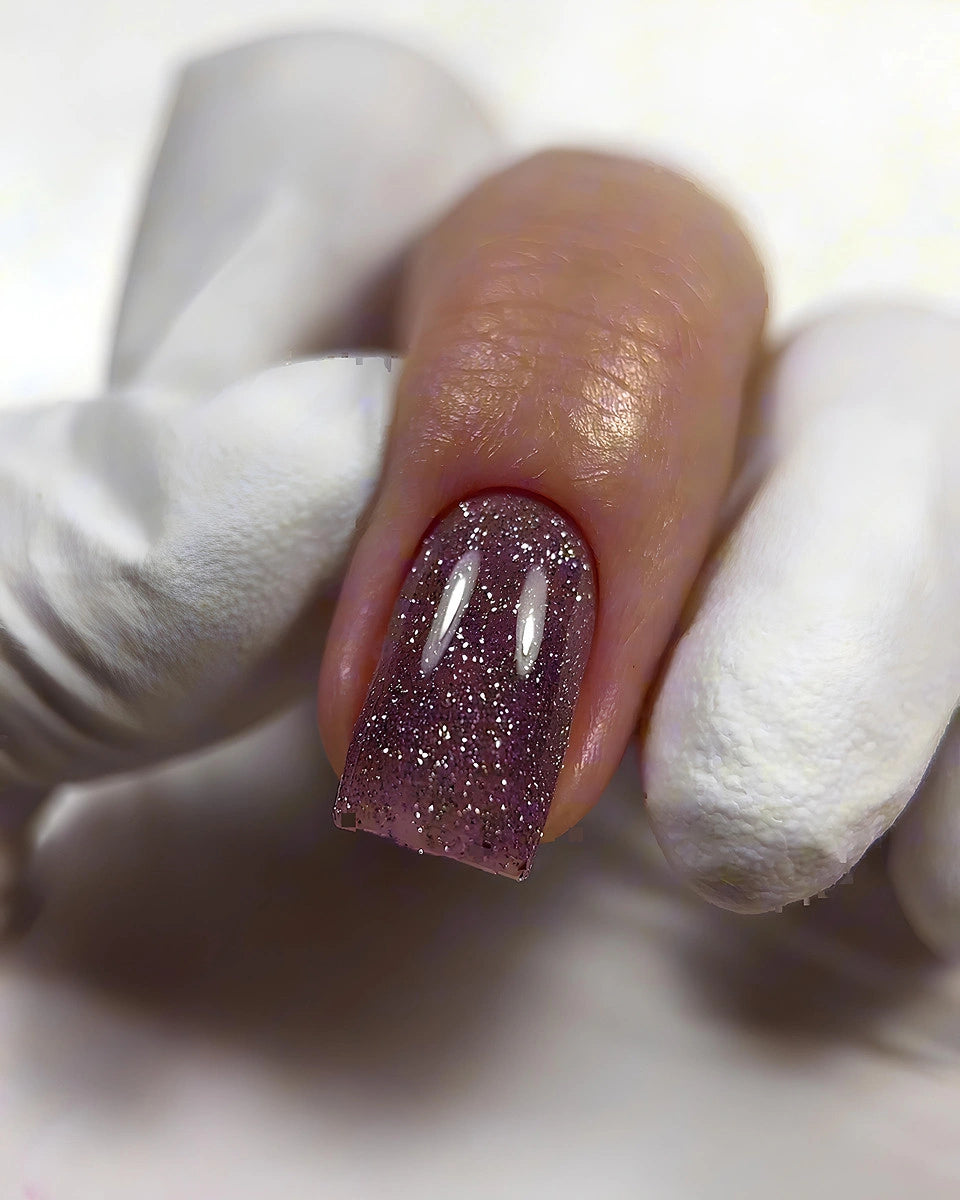 DARK glitter gellak donker met glinsterende afwerking op een nagel