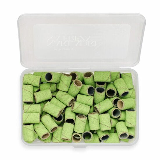 Groene schuurrolletjes 6mm nagels in een handig opbergdoosje voor nagelverzorging