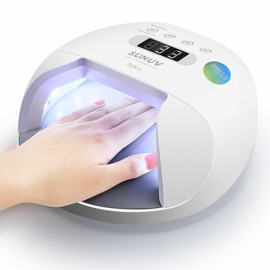 SUNUV SUN 7 nagellamp met een hand erin voor effectieve nageldroger en UV-lichtbehandeling