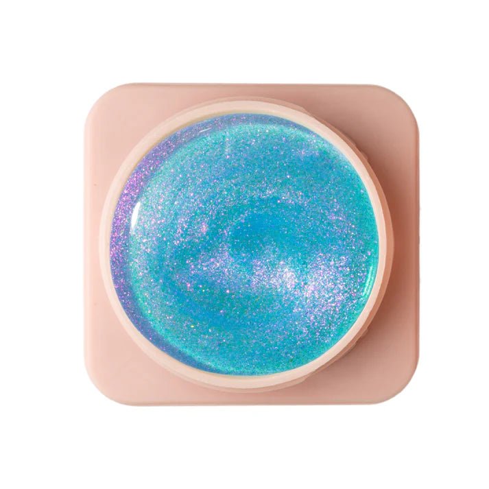 Trendy nagelproducten: Glamoureuze blauw glinsterende nagellak met een sprankelende afwerking