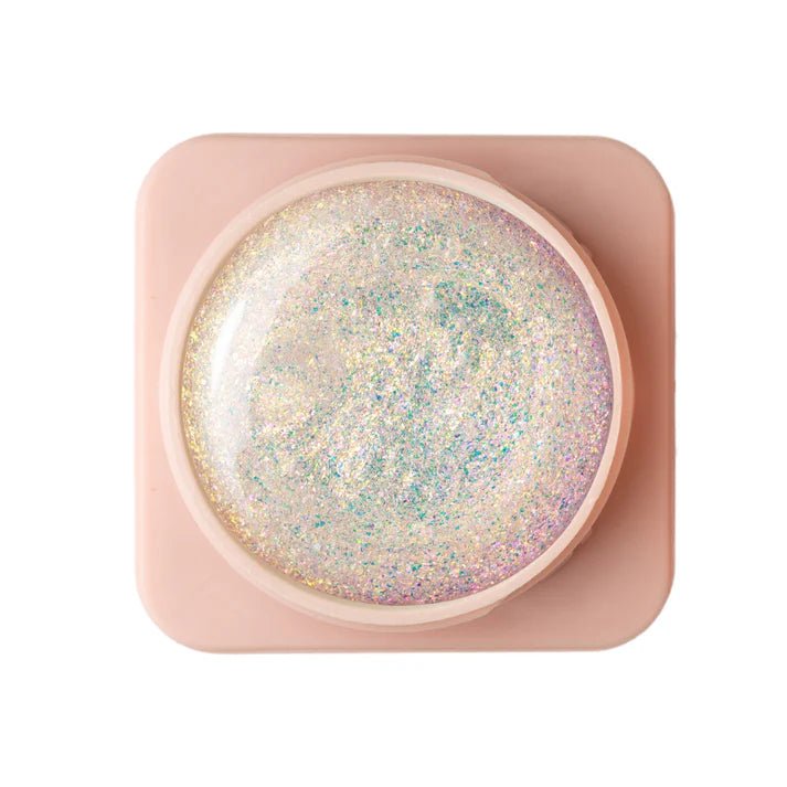 Trendy nagelproducten in een transparante pot met glinsterend glitter voor een sprankelende nagelafwerking