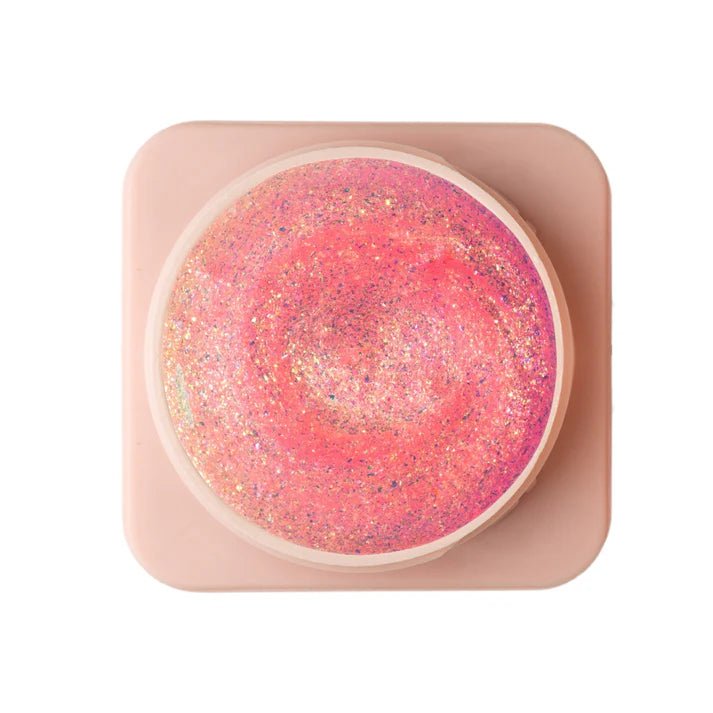 Zachte roze trendy nagelproducten met glitters voor een glamoureuze manicure