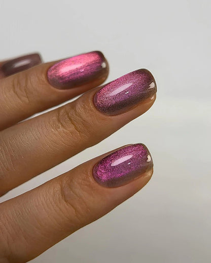 Donkere cat eye gellak nagels in roze en paarse tinten voor een glamoureuze uitstraling