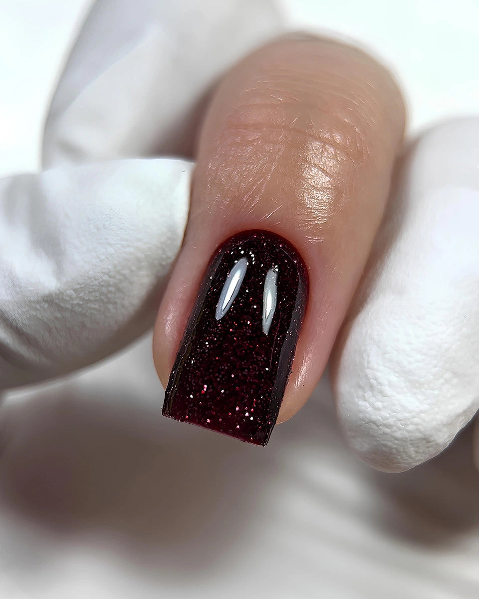 DARK gellak flash 09, donkerrood met glitters voor een glamoureuze nagelstijl
