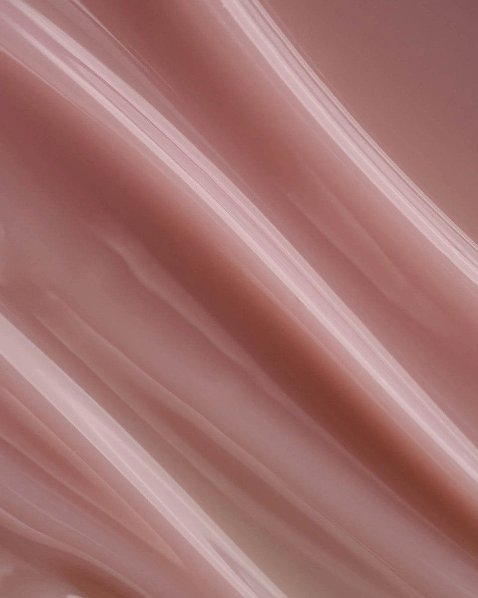 DARK iconisch gel nagels in zachte roze tint voor stijlvolle manicure