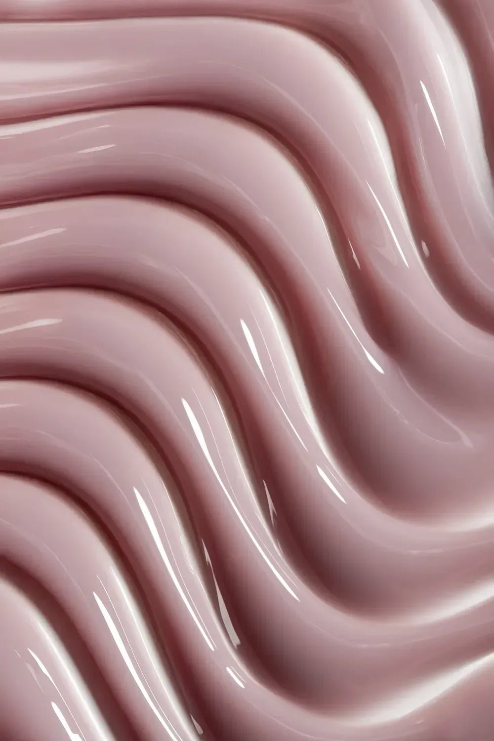 Glanzende roze builder gel mousse DNKa in een golvende textuur voor nagelstyling