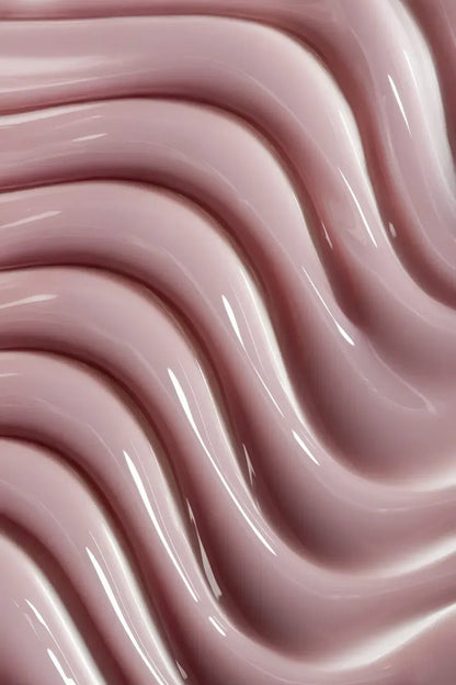 Glanzende roze builder gel mousse DNKa in een golvende textuur voor nagelstyling