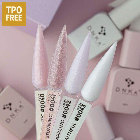 DNKa cover base biab nagellak stalen in zachte roze en witte tinten met glittereffect