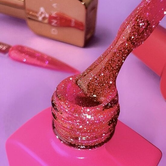 Glitter roze in een flesje met kwast DNKa Cover Base Glam close-up