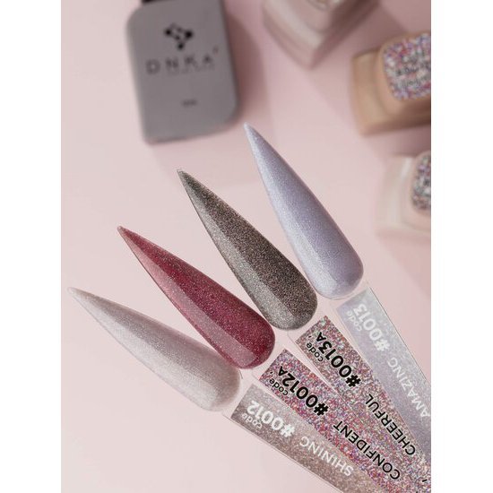 Glanzende nagellak kleurstalen met DNKa cover base kopen voor een mooie en duurzame nagelverzorging