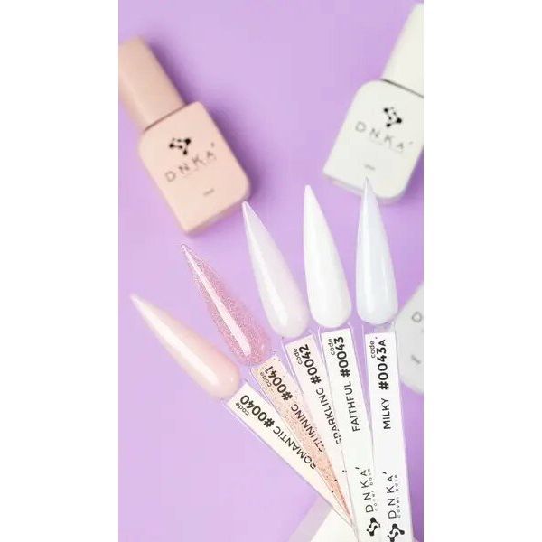 DNKa cover base milky nagellak set met verschillende tinten en glitters voor een perfecte afwerking
