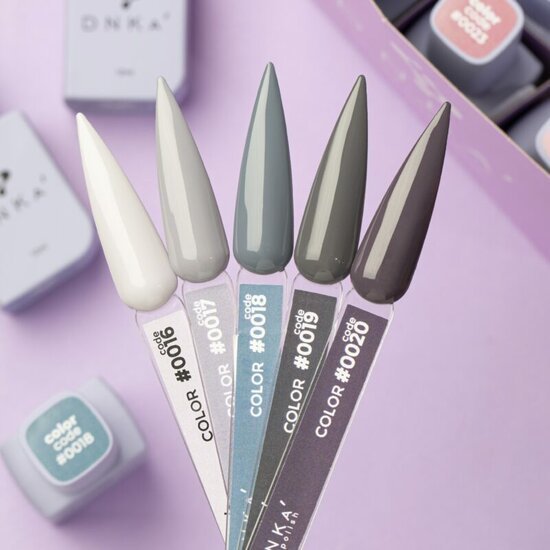DNKa gellak 12ml in verschillende grijstinten op nagelstalen voor stijlvolle manicure