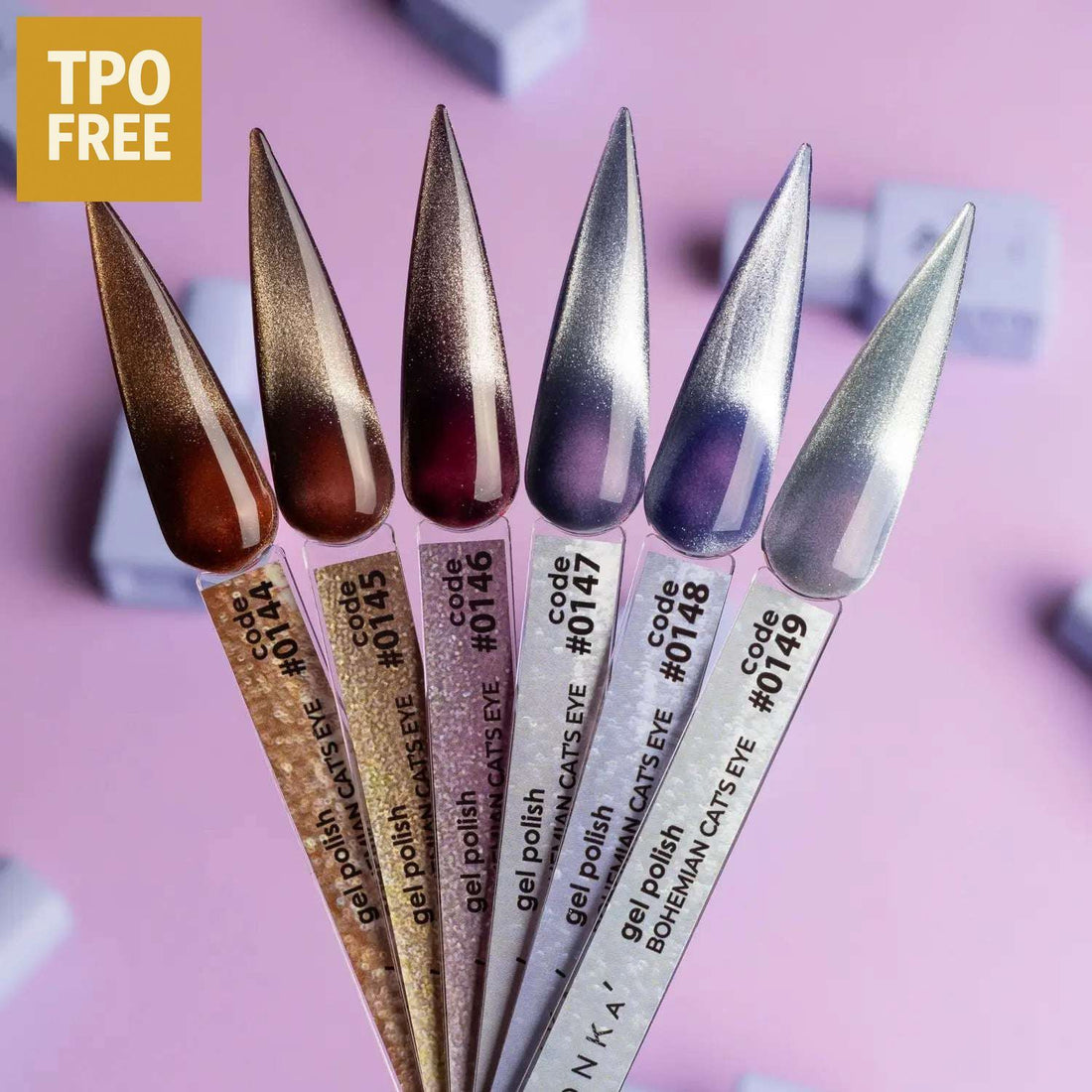 Set van DNKa gellak cat eye effect kleuren met glanzende metallic tinten op roze achtergrond