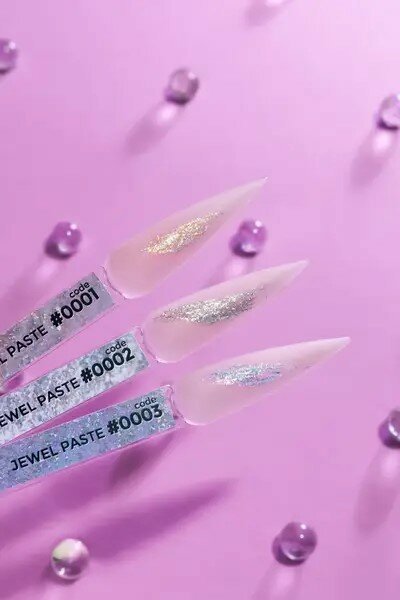 DNKa Jewel Paste met drie kleuren op nageltips voor schitterende nail art creaties