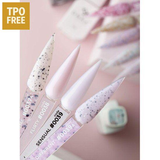 Nagelgroothandel producten met verschillende pastel cover base op display staven