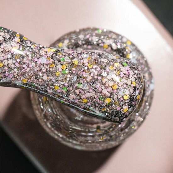 Glitterende nagellak met meerdere kleuren van DNKa, perfect voor nagelproducten groothandel