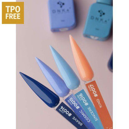 Vier kleurrijke professionele nagelproducten van DNKa in blauwe en oranje tinten met TPO-vrije formule